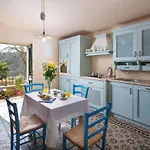 빌라 Malini With Pool, Sauna And Fenced Garden 라빈