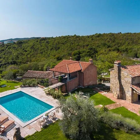 فيلة Malini With Pool, Sauna And Fenced Garden لابين